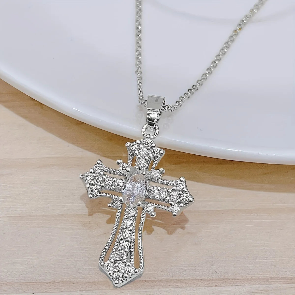 1-piece vintage cross necklace, exquisite and unique pendant clavicle chain, white and silver women's fashion jewelry, suitable