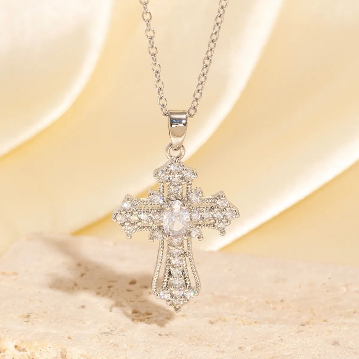 1-piece vintage cross necklace, exquisite and unique pendant clavicle chain, white and silver women's fashion jewelry, suitable