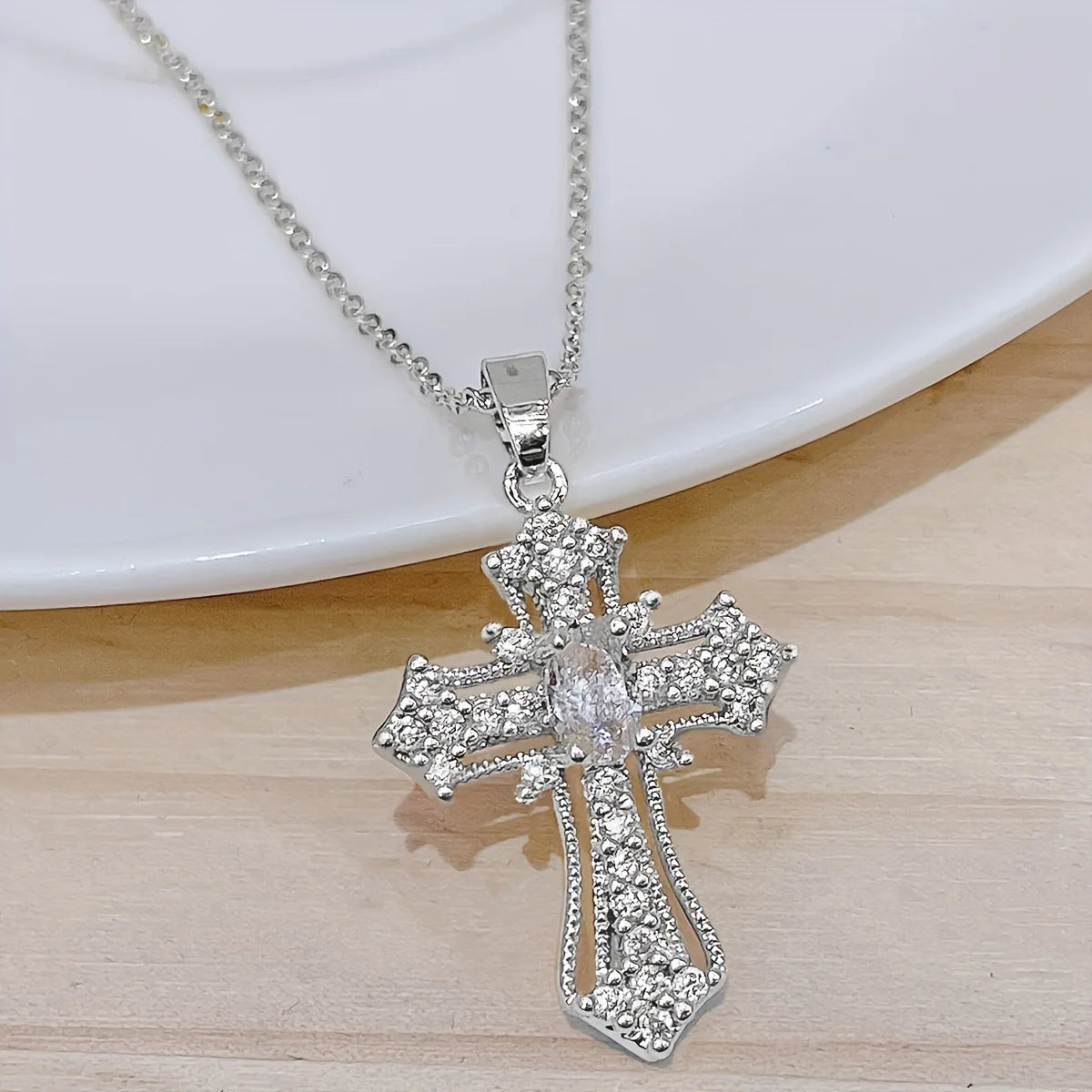 1-piece vintage cross necklace, exquisite and unique pendant clavicle chain, white and silver women's fashion jewelry, suitable