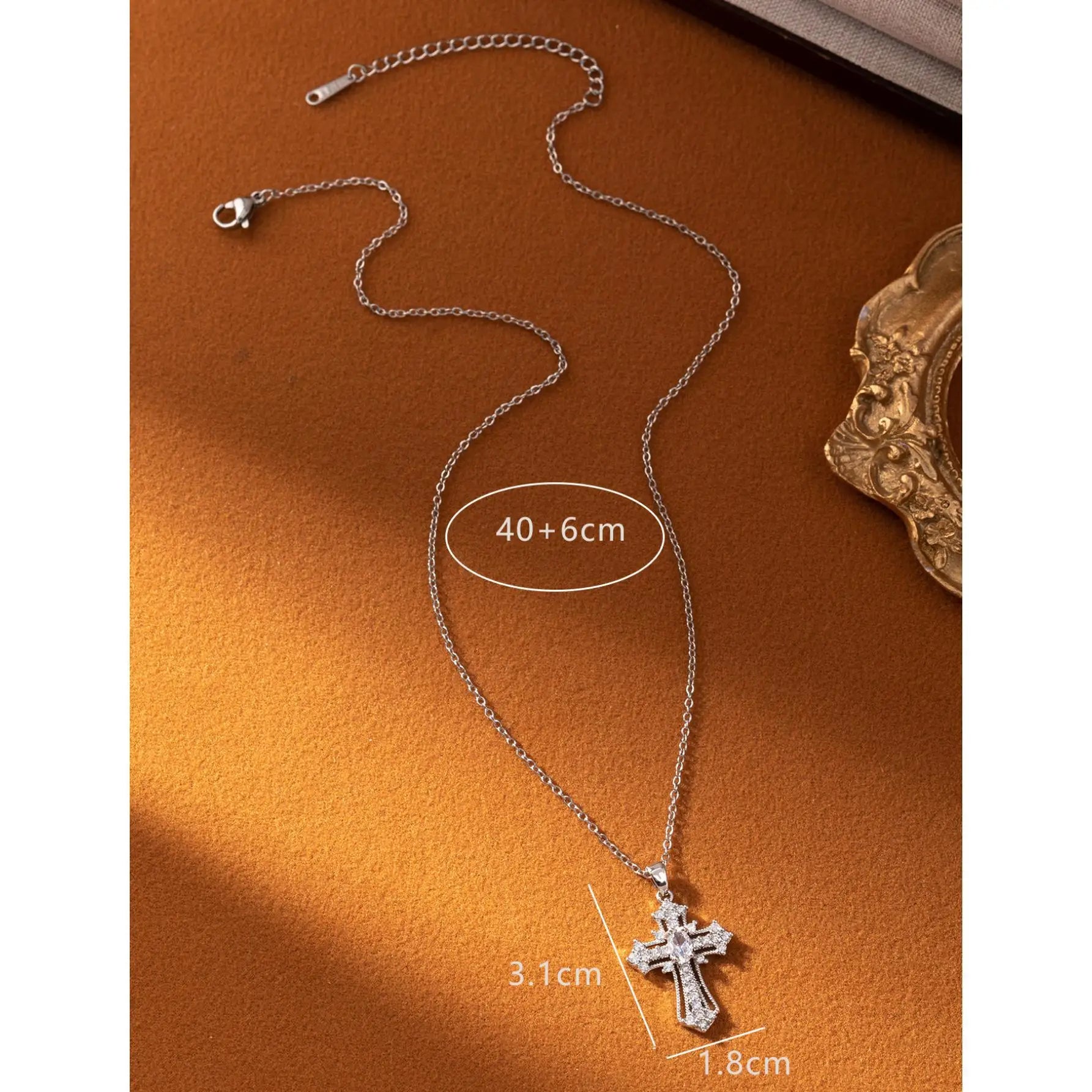 1-piece vintage cross necklace, exquisite and unique pendant clavicle chain, white and silver women's fashion jewelry, suitable