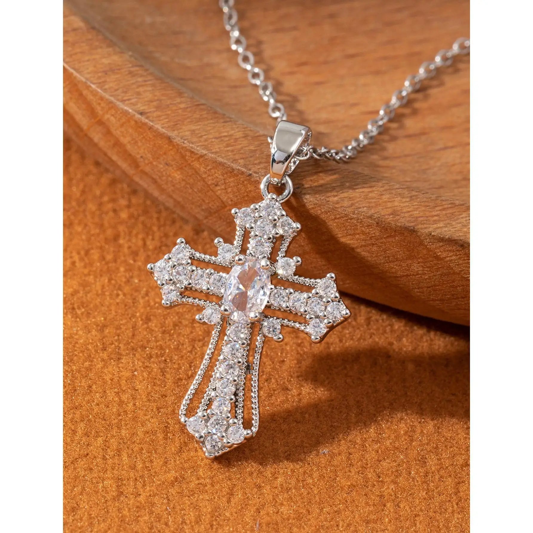 1-piece vintage cross necklace, exquisite and unique pendant clavicle chain, white and silver women's fashion jewelry, suitable