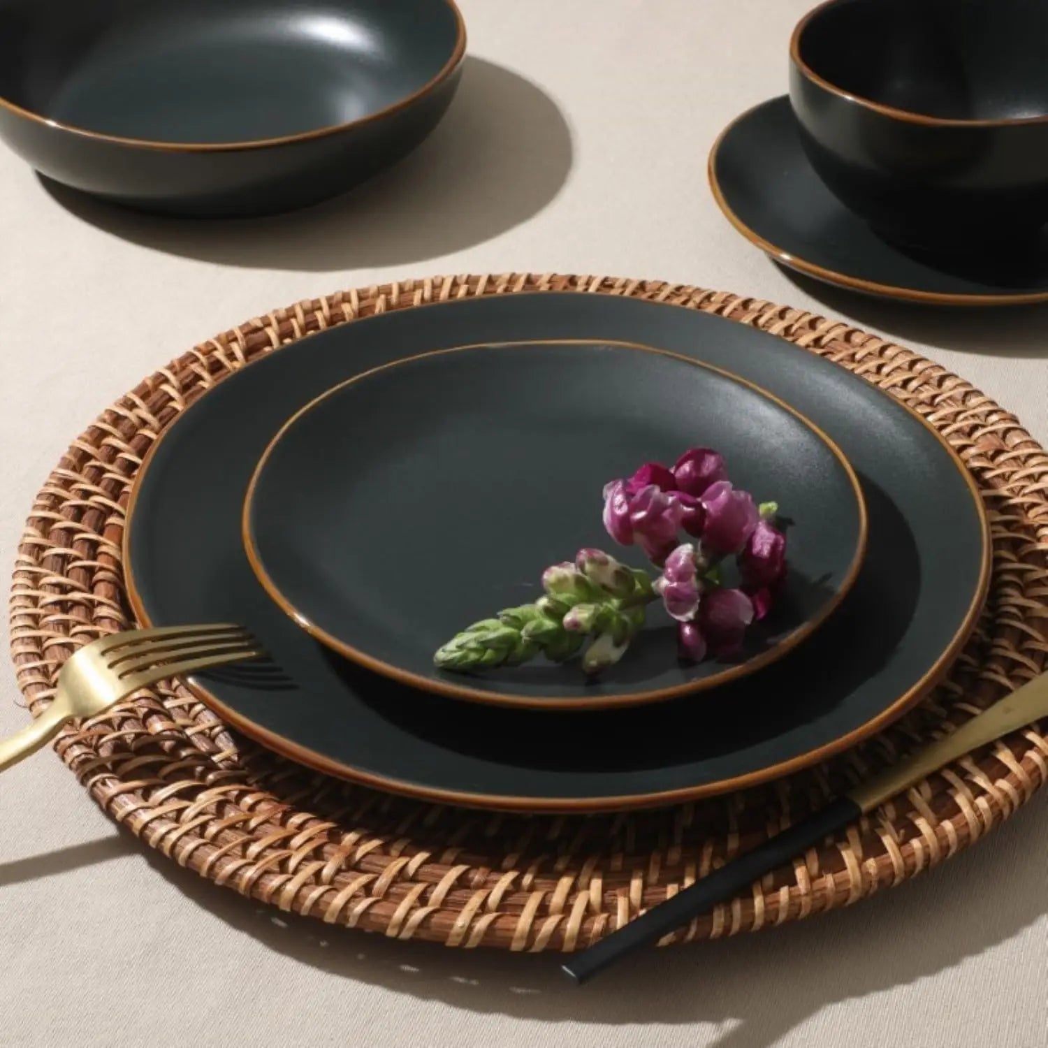 16-Piece Black Stoneware Dinnerware Set - Durable Ceramic Plates and Bowls for Everyday Dining